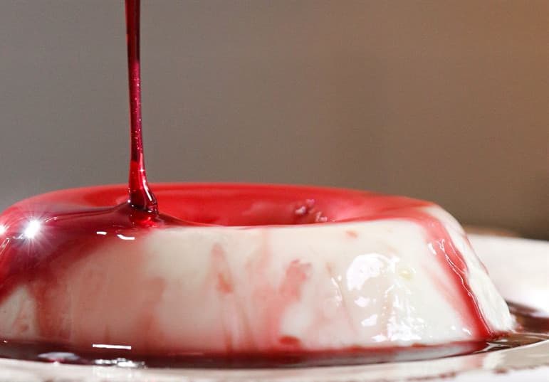 Pudim de Maria Mole Com Calda de Vinho